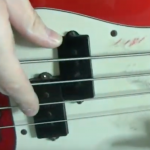 【動画解説】4弦ベースで右手の親指、どこに置く？